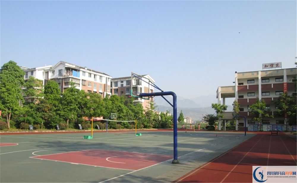 都江堰育才學(xué)校的高中住宿怎么樣？