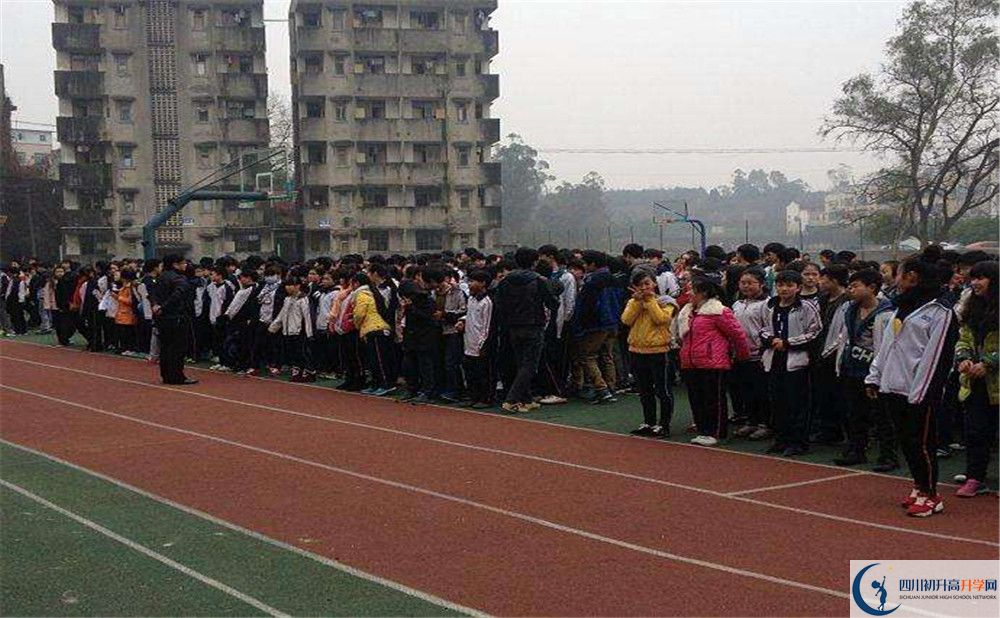 高板中學(xué)2020年外地生學(xué)費(fèi)是多少？