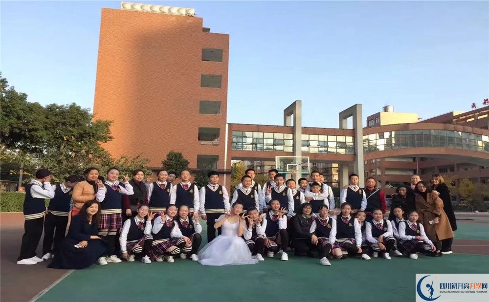 成都十二中（四川大學附屬中學）是私立收費嗎？