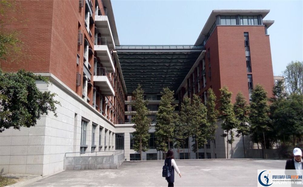 成都七中高新校區(qū)實(shí)驗(yàn)班人數(shù)是多少？