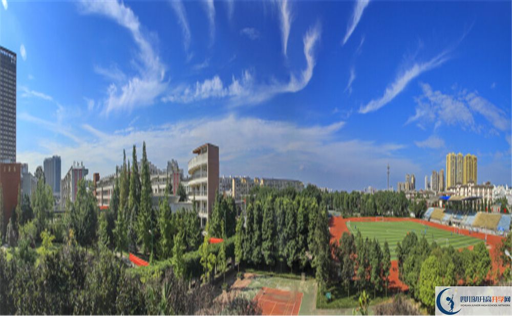 成都市龍泉中學(xué)實驗班人數(shù)是多少？