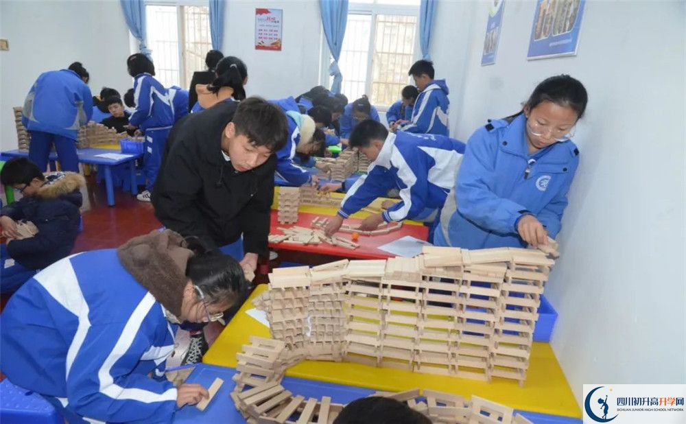 成都華西中學(xué)實(shí)驗(yàn)班人數(shù)是多少？