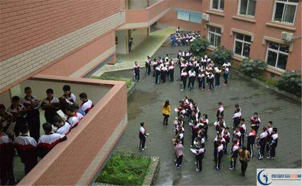 成都西川中學實驗班學費貴嗎？