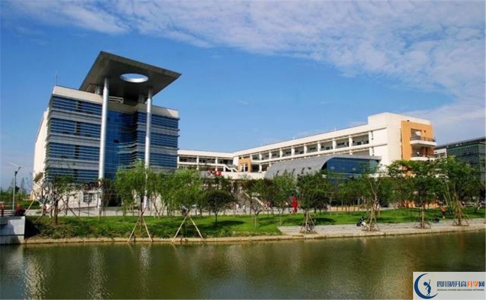 西南交通大學(xué)附屬中學(xué)在校學(xué)生總?cè)藬?shù)是多少？