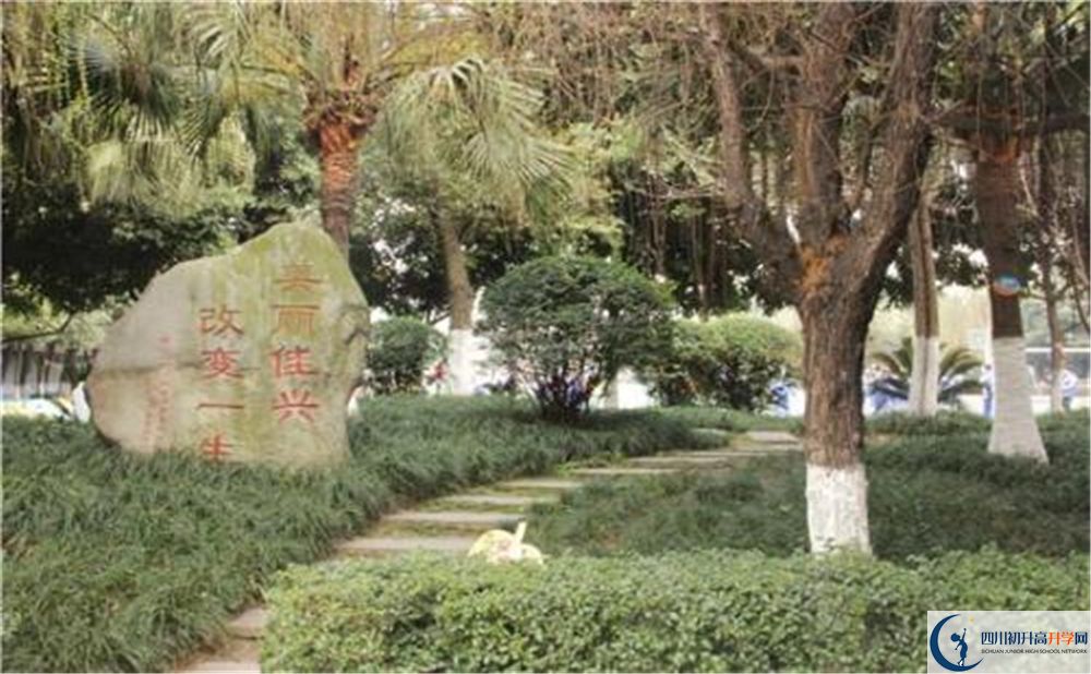 成都石室佳興外國語學(xué)校在校學(xué)生總?cè)藬?shù)是多少？