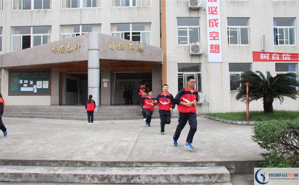 洛帶中學在校學生總?cè)藬?shù)是多少？