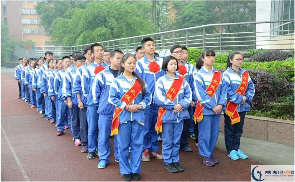 溫江中學(xué)在校學(xué)生總?cè)藬?shù)是多少？