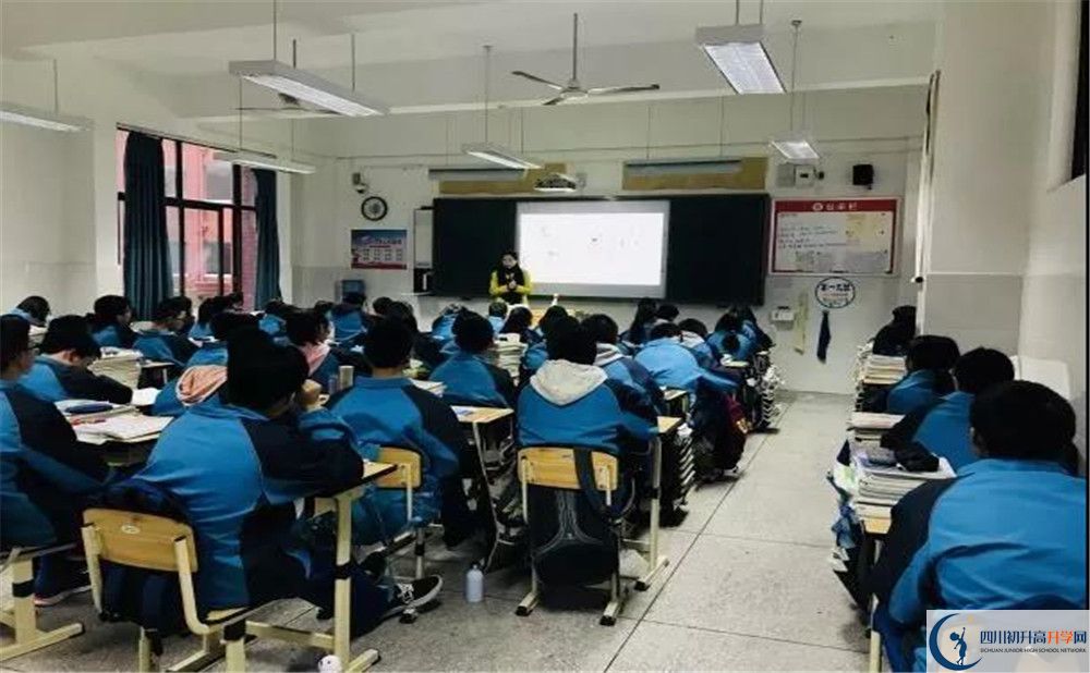 新都一中在校學(xué)生總?cè)藬?shù)是多少？