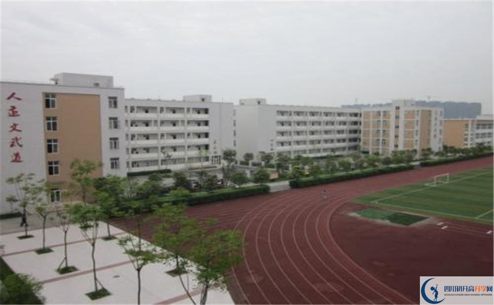 郫縣一中在校學(xué)生總?cè)藬?shù)是多少？