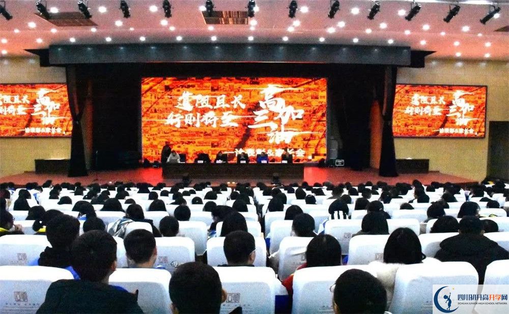 蒲江中學(xué)在校學(xué)生總?cè)藬?shù)是多少？