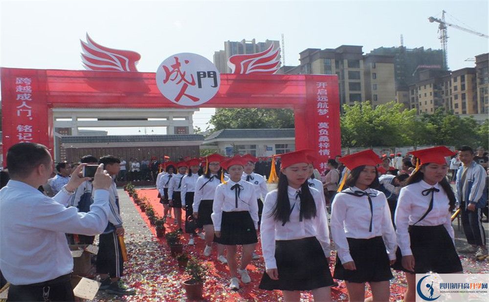 淮口中學(xué)在校學(xué)生總?cè)藬?shù)是多少？